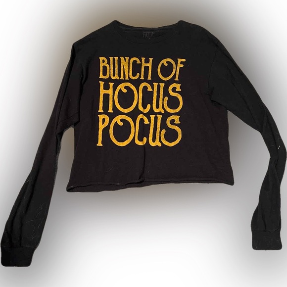 Tops - Bunch Of Hocus Pocus Graphic Crop Top
